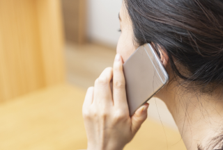 電話している女性の写真