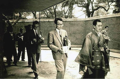 萬霊塔のタロとジロ